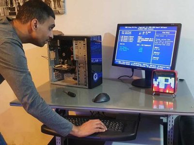 בן אדם מכופף ובוחן מסך מחשב